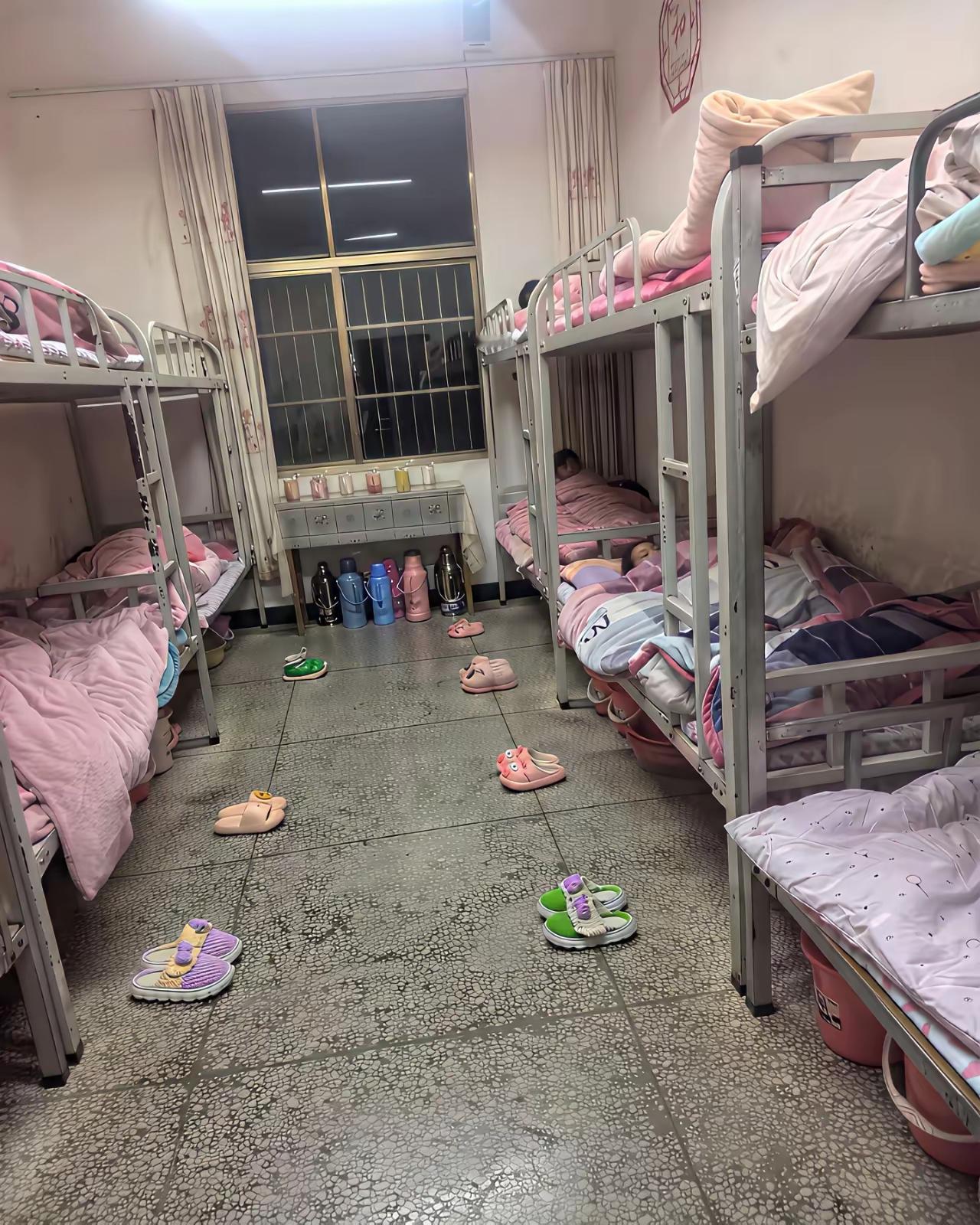 现在很多农村小学已经撤掉，一个乡镇只剩下一所小学，农村的幼儿园、小学生要上学，只