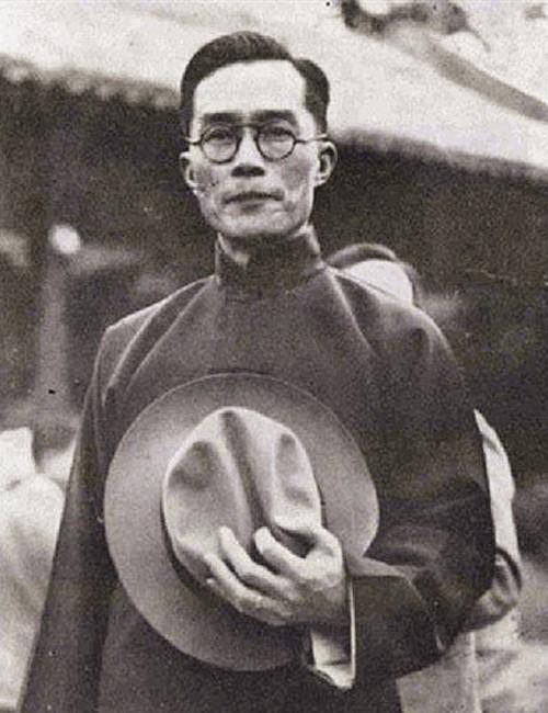 林徽因去世后的一天，金岳霖突然神秘兮兮地把一大帮朋友请到北京饭店，张罗着一桌子美