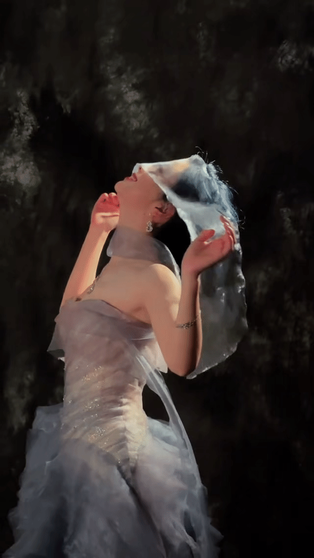 谭松韵染了蓝发蓝发谭松韵，简直就是童话里的公主啊[爱心]​​​