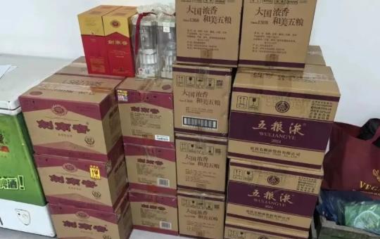 湖北宜城，一家超市的店员在日常盘点库存时，突然发现了一件怪事：店内的五粮液、剑南