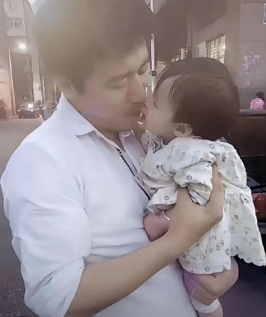 张雪峰抱女儿旧照刷屏！这一眼，全是藏不住的父爱，看完直接破防谁刷到这张照片