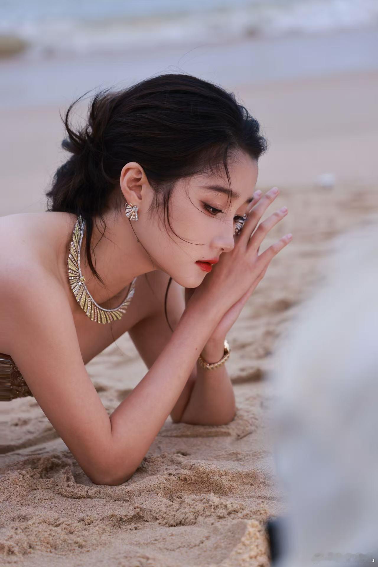 关晓彤淡淡的就很好只是客观讲，对于女艺人来说，百变造型的魅力在于形象的可塑性与