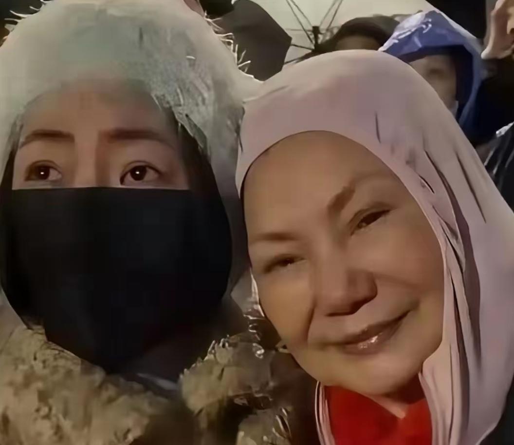 有不少人说大S后来笑起来的表情像哭，如今再看她妈妈和妹妹小S这张合影照，第一眼看