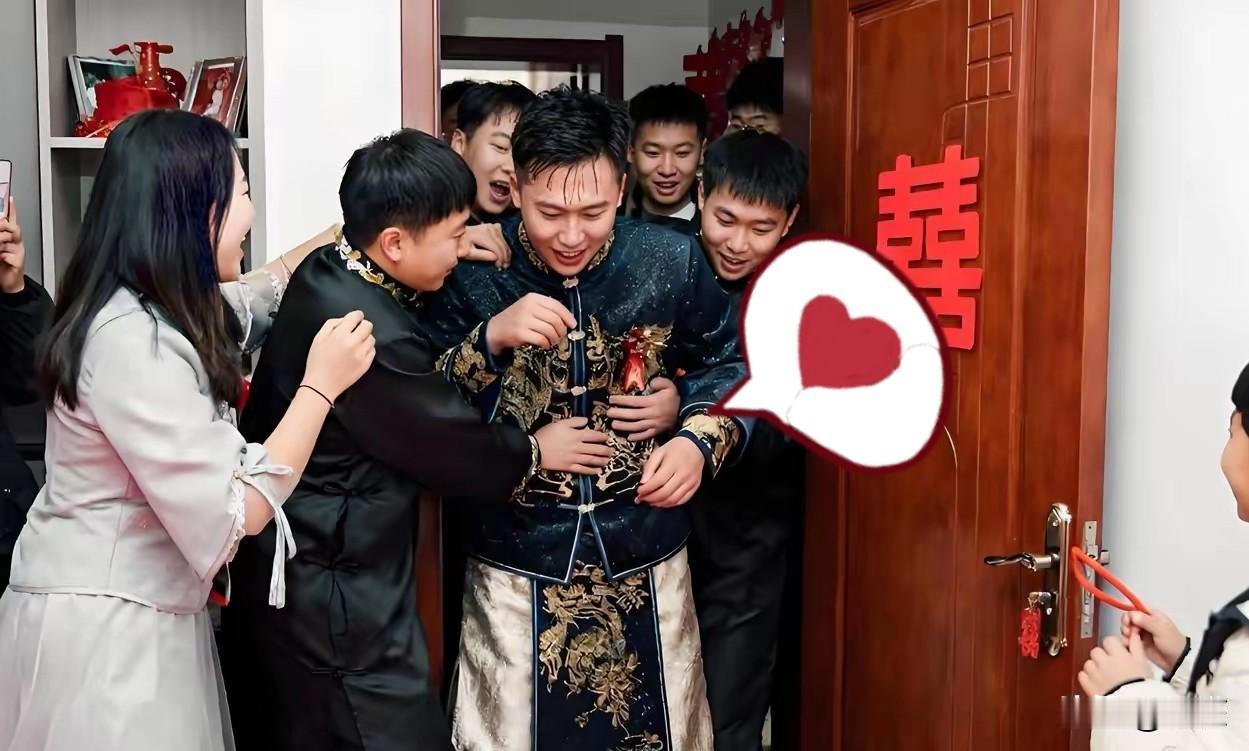 有个小伙去接亲，红包都塞完了，门还是没开。他急了，冲里面喊：“傻媳妇，塞出去