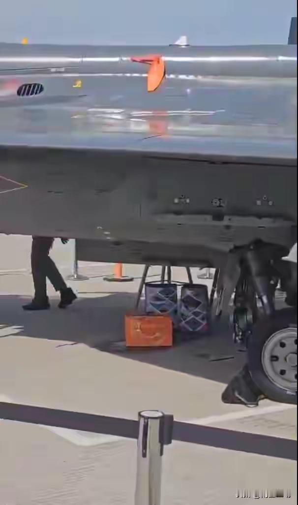 “万国牌缝合怪”印度光辉战机在迪拜坠毁，飞行员被大火“吞噬”，莫迪政府的“强军梦