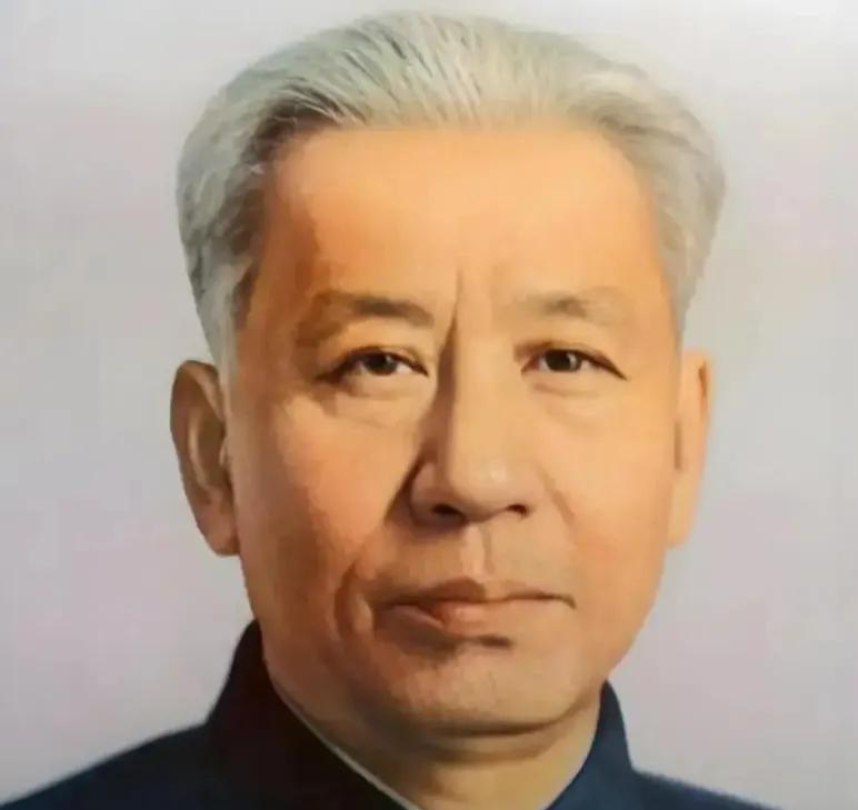 1955年全军授衔之前，刘少奇坚持反对给陈毅授元帅军衔，周恩来听闻此事，立马写了