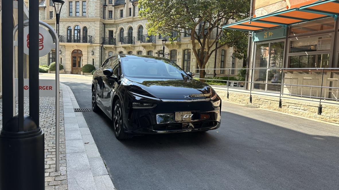 首试小鹏G7，号称是小鹏AI架构技术第一车，科技感满满。智能AI底盘除了常规预瞄