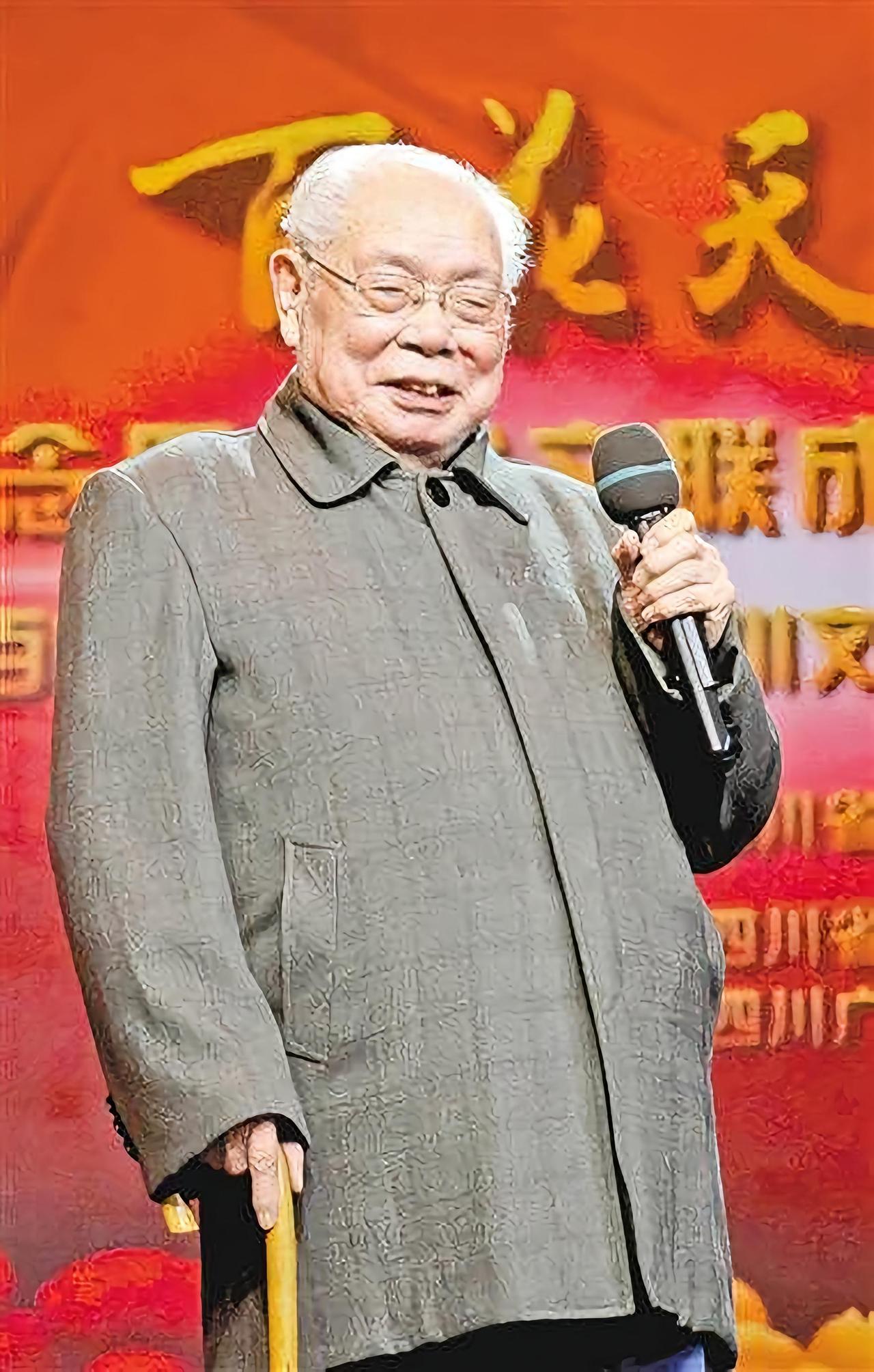 1949年，地下党员马识途准备回公馆。突然，他看到保姆竟坐在门口，眼神中透着警惕