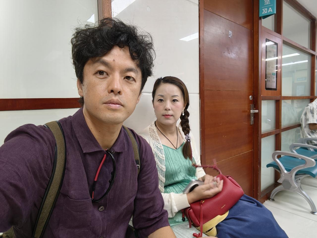 竹内亮胃不舒服，就去了一家中国的公立医院。妻子问：“要找个好医生给你看看”。