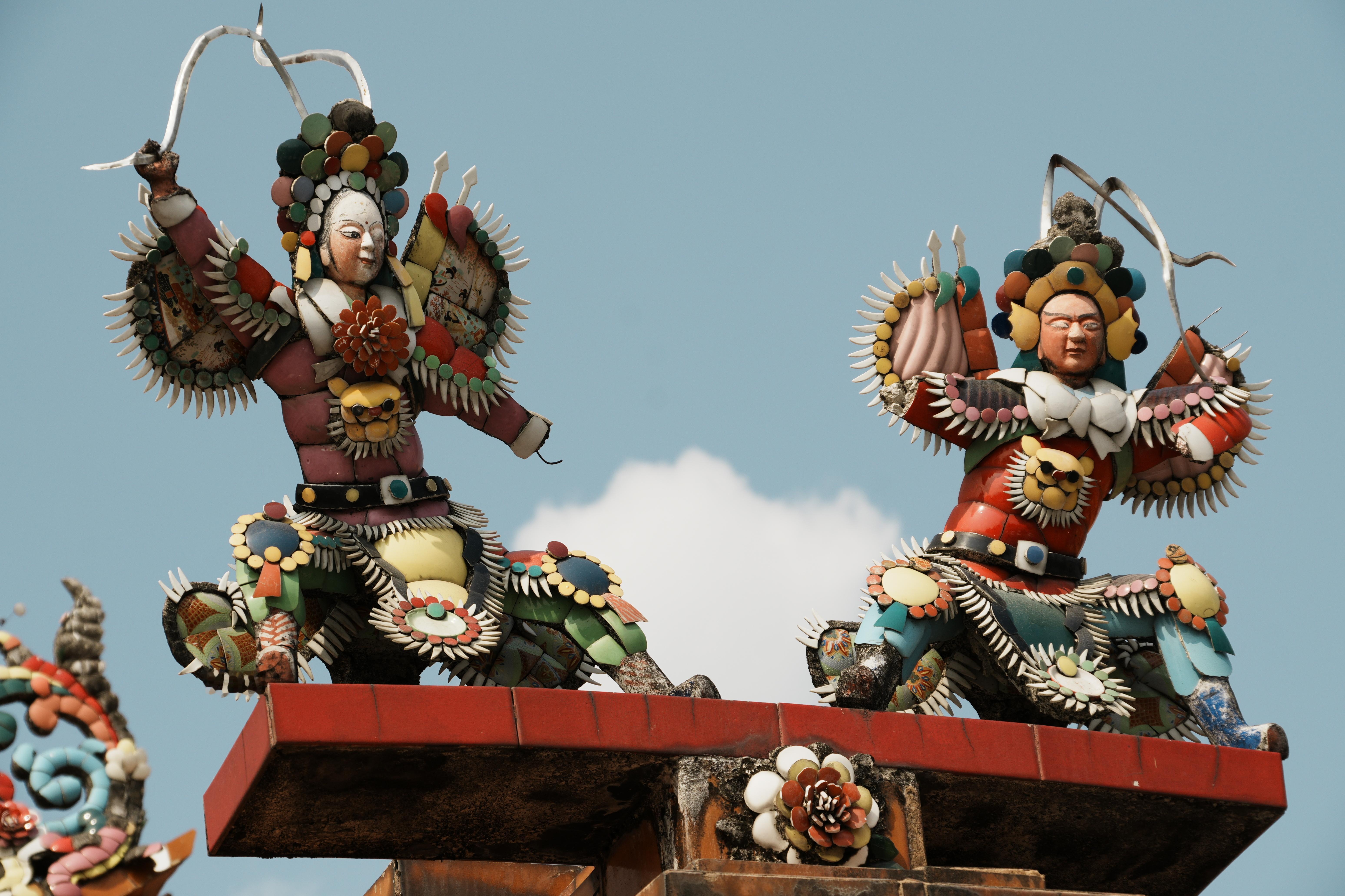 *在路上*普宁城隍庙...该庙主体建筑采用潮汕传统嵌瓷工艺装饰，朱红墙体与金色琉