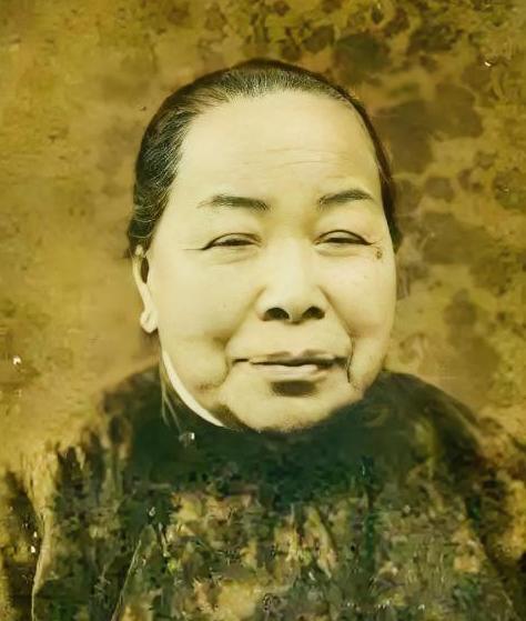 1965年的台北松山机场，蒋介石陪着宋美龄，亲自站在那里等一个人——一个裹着小脚