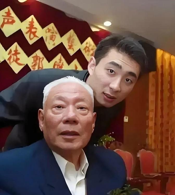 郭晓小这波回归德云社的操作，属实是给相声圈扔了个响雷。搁五月底义乌那场相声大会，
