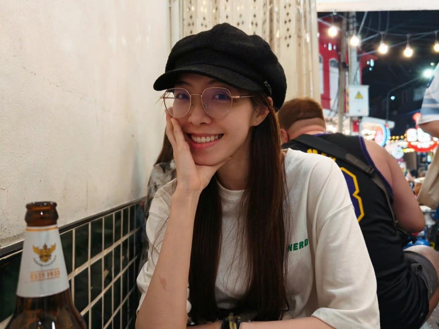 S15lpl最受欢迎主持希然更博晒照：好吃好玩好逛成这样何意味～说实话有些角度