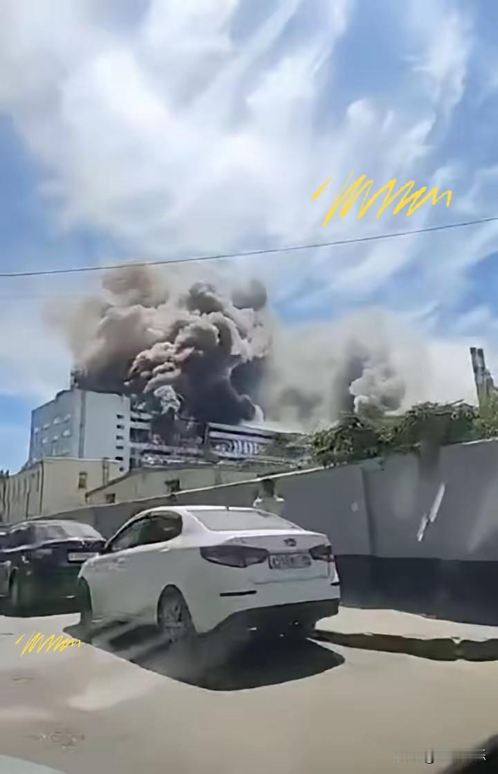 乌军导弹突袭俄本土！腹地军工工厂被精准炸穿，黑烟冲天乌军导弹袭击了俄罗斯沃罗