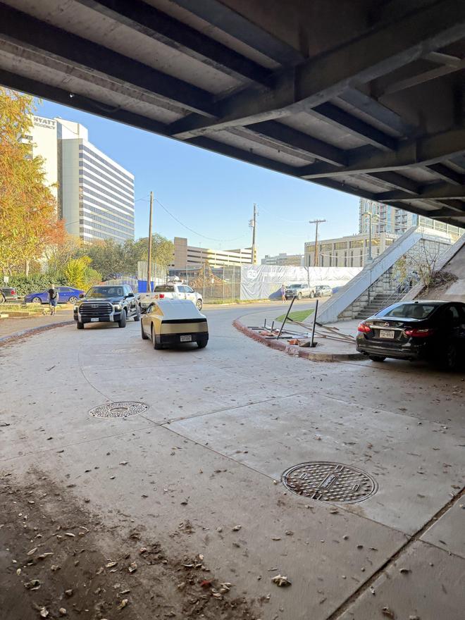 历史性一刻: 特斯拉无方向盘Cybercab自动驾驶出租车上路首次被拍