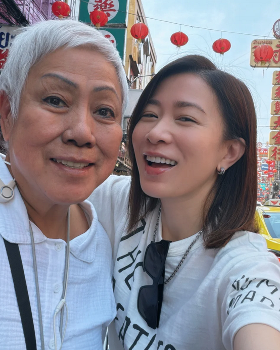 佘诗曼晒出了她与妈妈以及弟弟的合照佘诗曼跟妈妈真的好像，尤其是鼻子。佘诗曼配