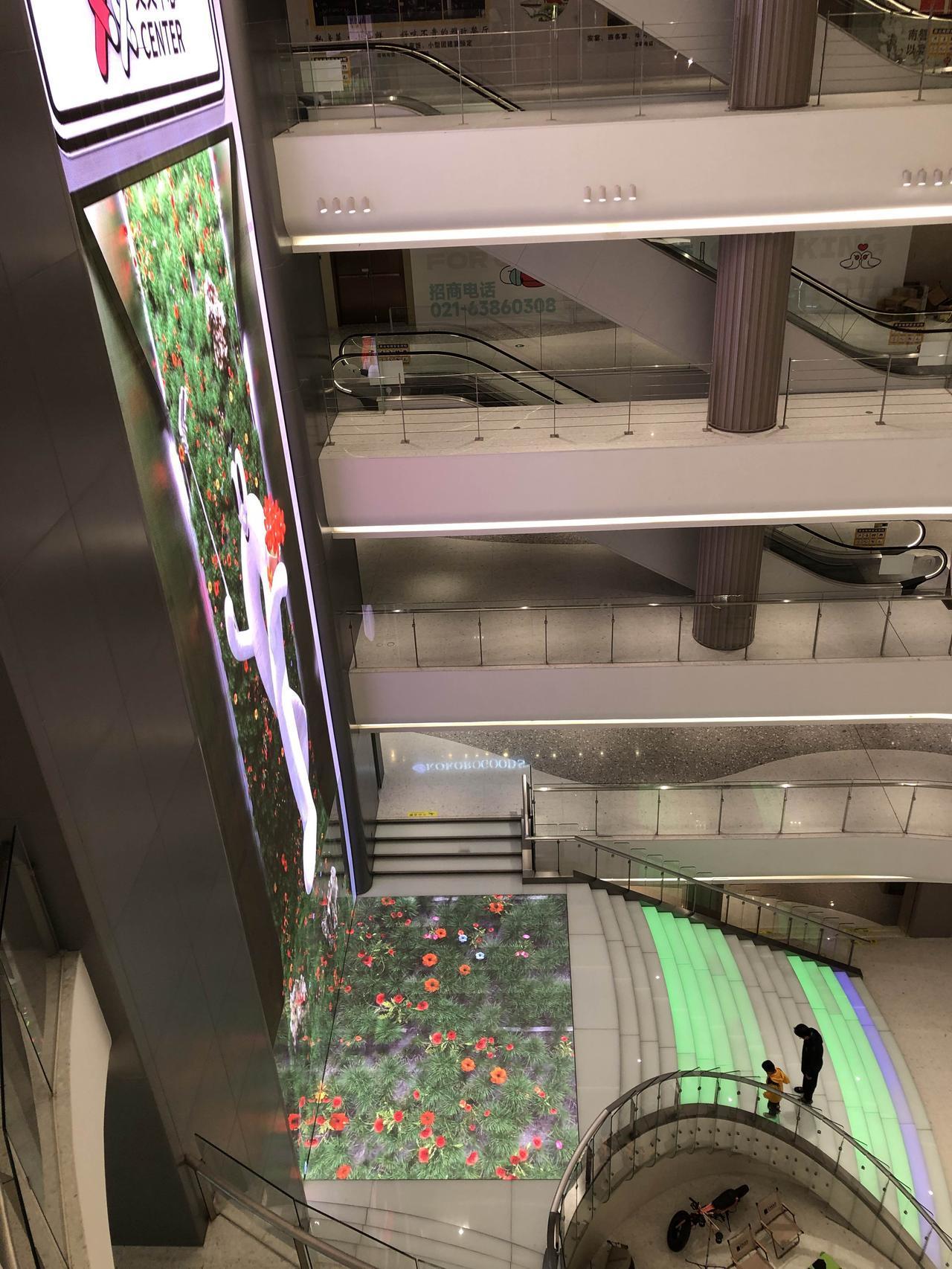 上海长宁路上的巴黎春天百货改造后，如今空荡荡。钱花了不少。依然是非常落后时代的设