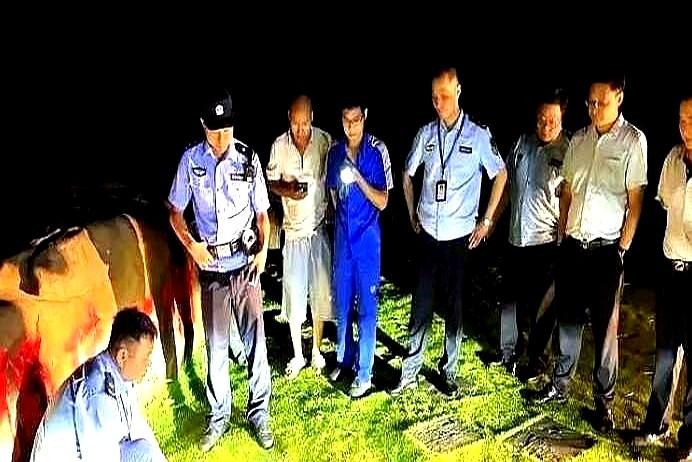 “活久见！”6月10日夜间，重庆男子在江边散步时，发现不远处有一团黑漆漆的东西在