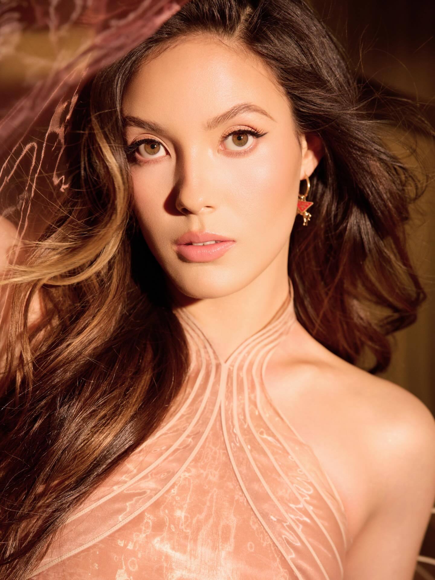 谷爱凌法国晒照谷爱凌ins发布法国卢浮宫写真，一袭粉色晚礼傍身太美了，艺术气息