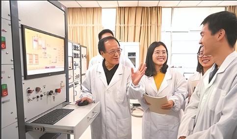 中国的关键武器！美俄都没攻克的世界难题，被中国80岁老头拿下在现代军事领域，