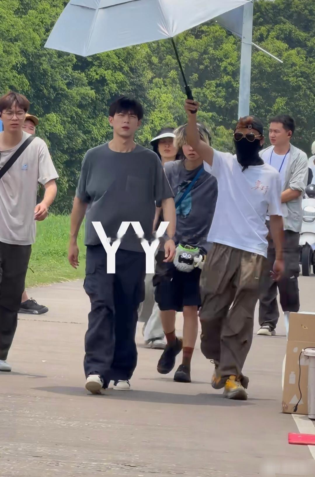 李现在人群里的效果不出众，和185效果差太远