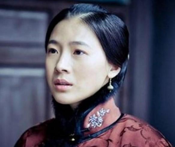 1906年，31岁的张作霖强势娶了18岁的许澍旸。大婚当夜，张作霖搂着许澍旸纤细