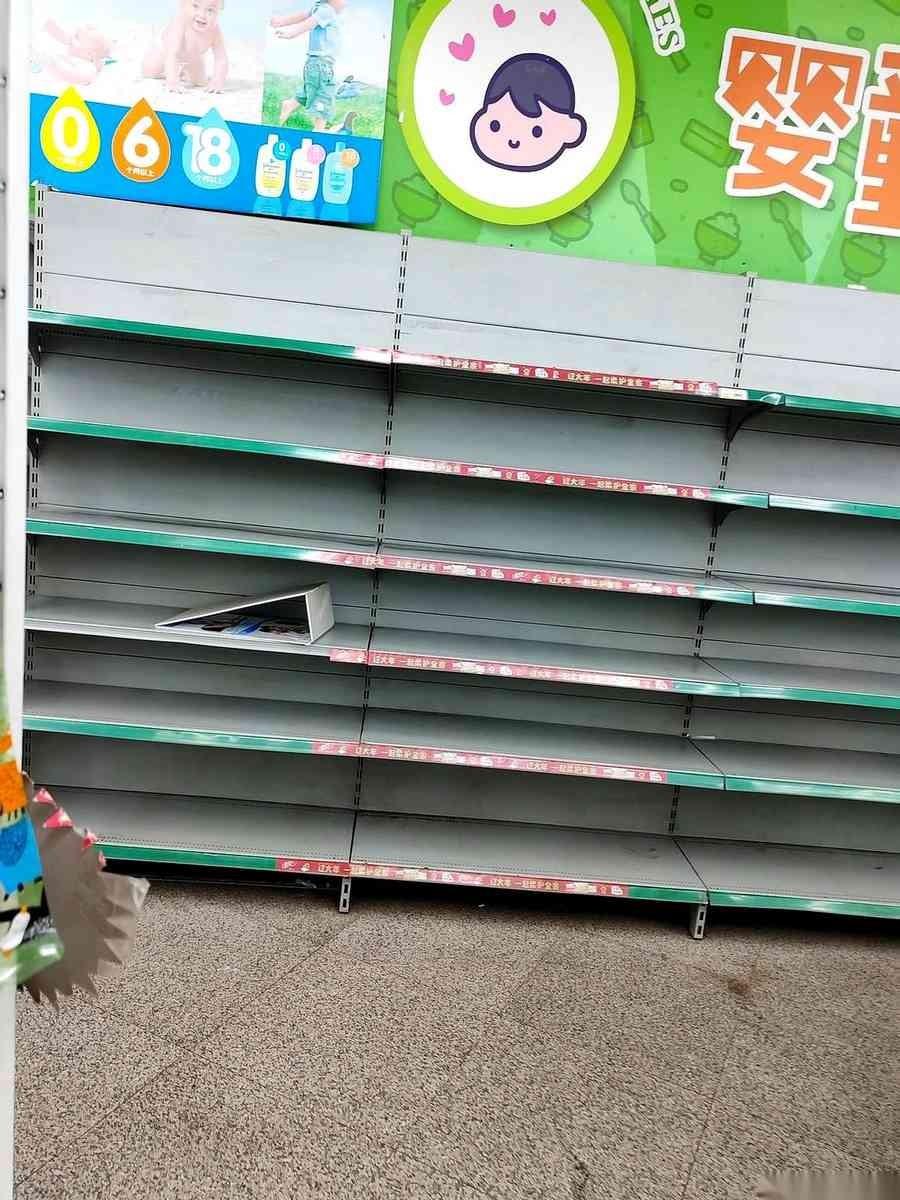 一楼超市搬得跟毛坯房一样光秃秃的，我站那儿看了半天。台东利群把一楼超市整个撤空