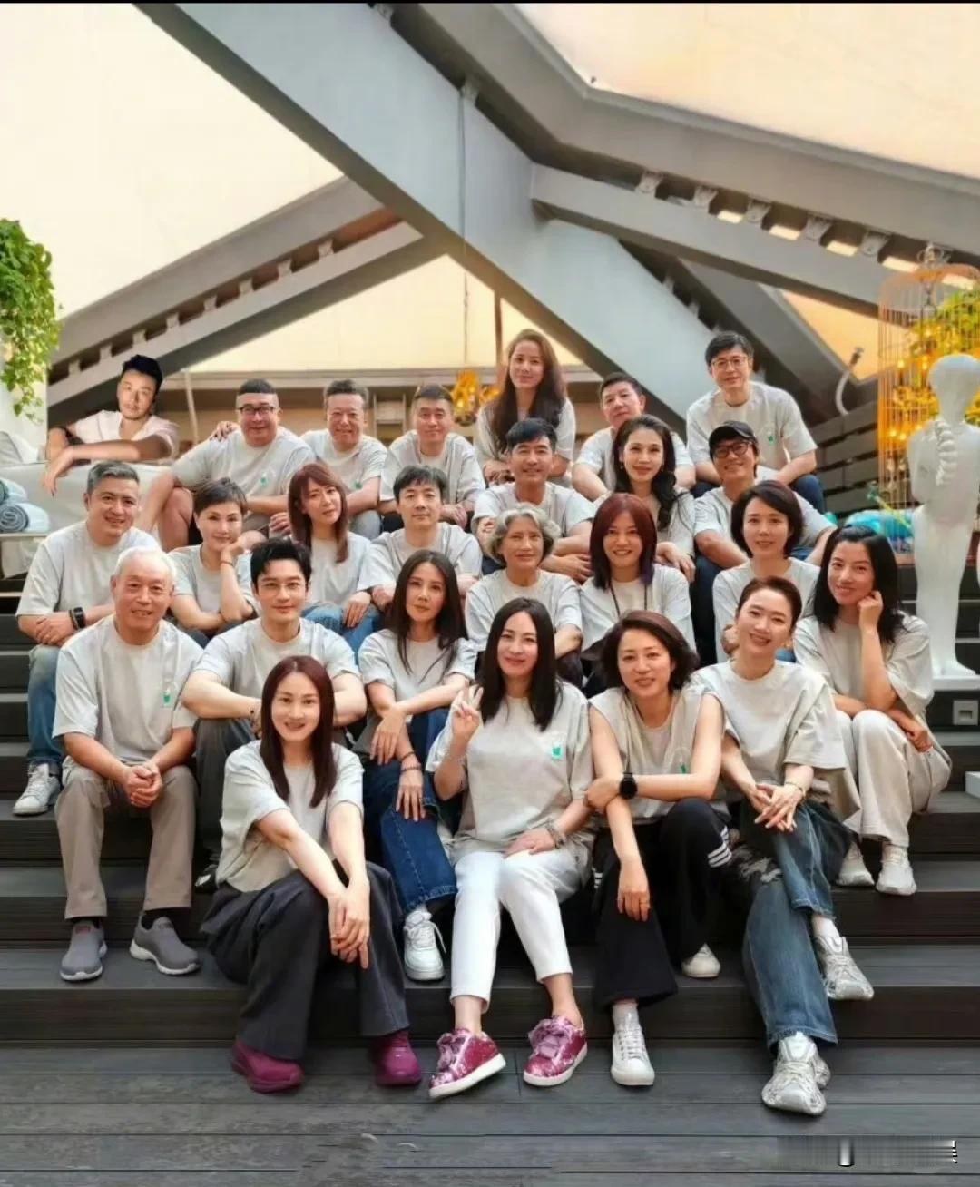 陈坤罕见晒照，晒北电表演系96班30年大合照，都是熟面孔，看看你还认识多少人？[