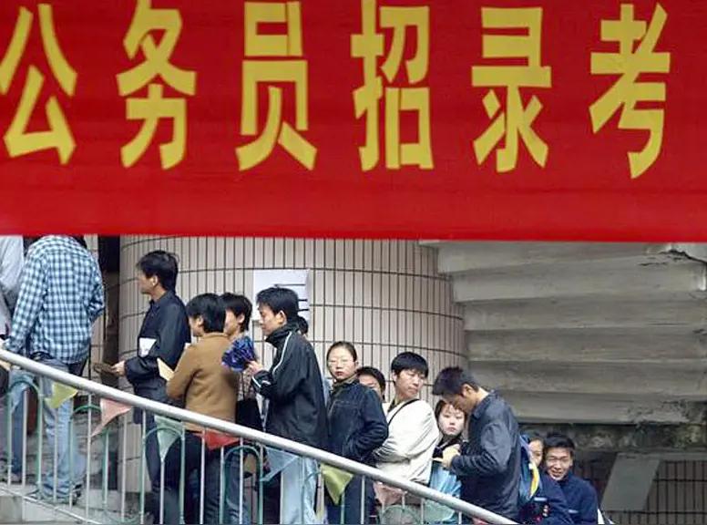 我读书的时候特别羡慕端铁饭碗的人，不用风吹雨淋日晒挣的比农民多。儿子读书