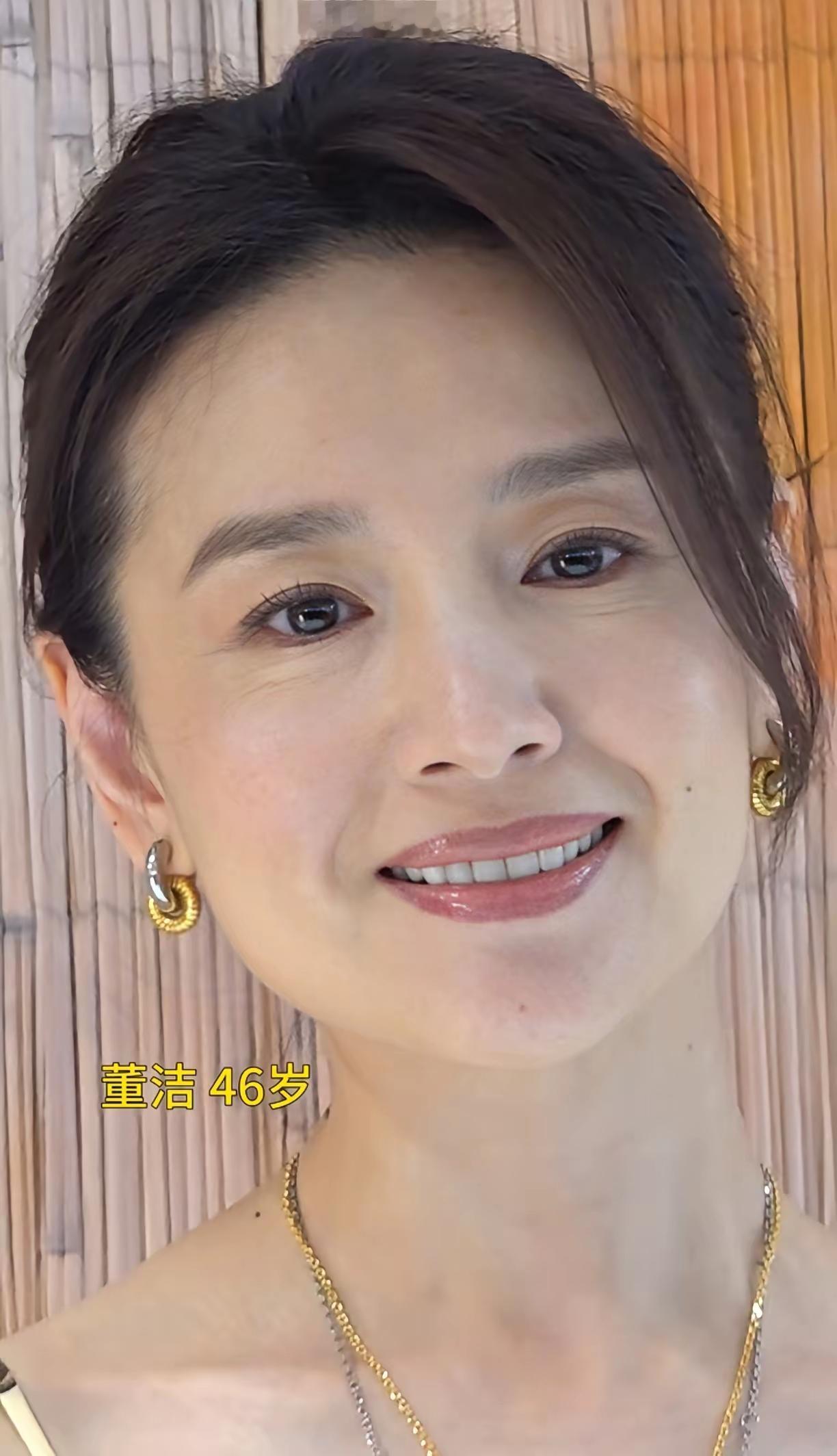 中年少女董洁虽然青春不再但是依然优雅眼角的细纹都是岁月馈赠