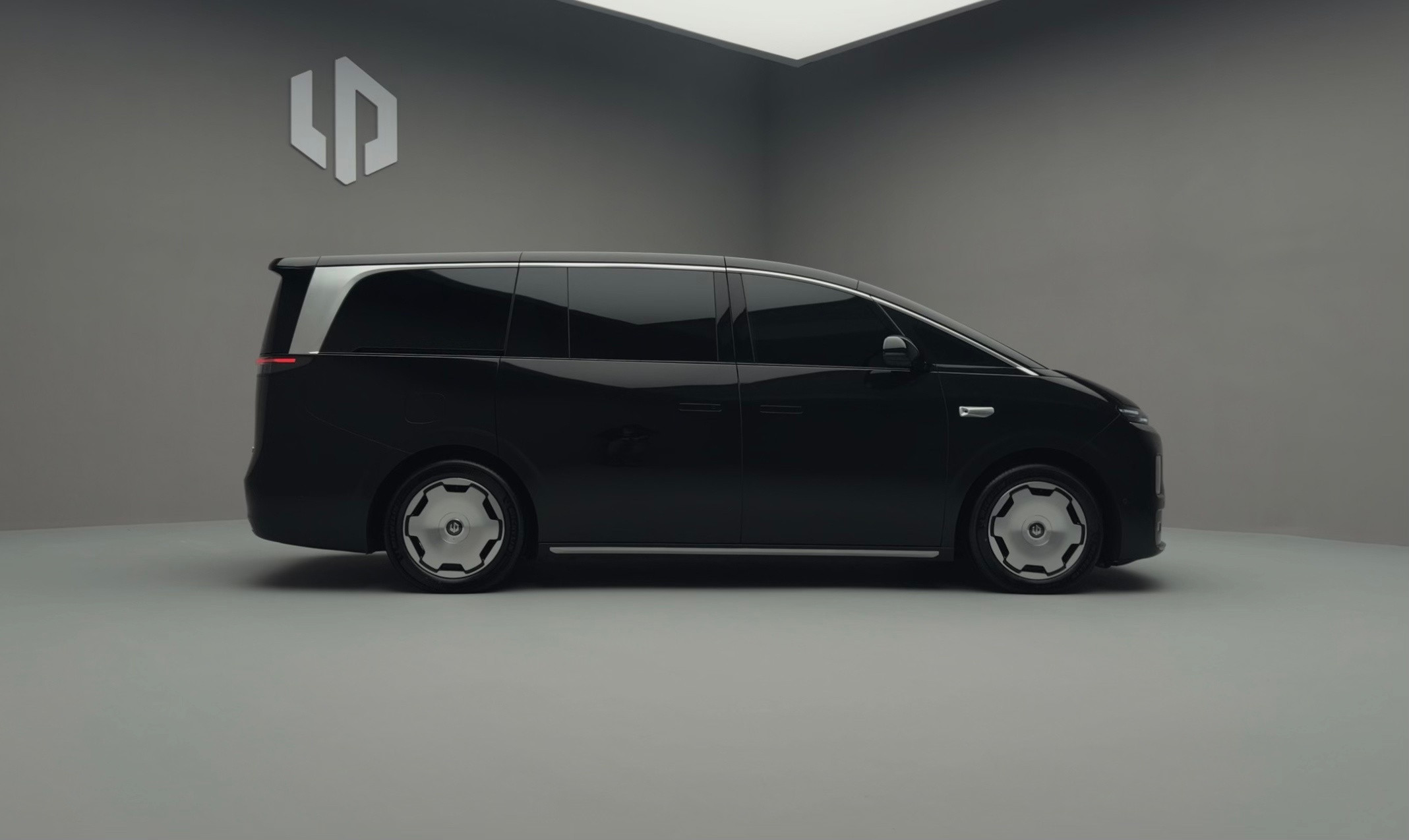 当汽车超过80公里的时速后，车辆面对最大的阻力就是风阻。这个定律一直有但在燃油车