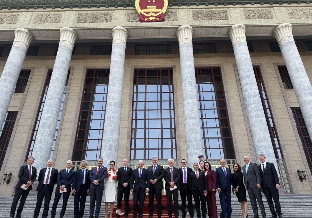 美国CEO代表团合影，马斯克背着小儿子X。