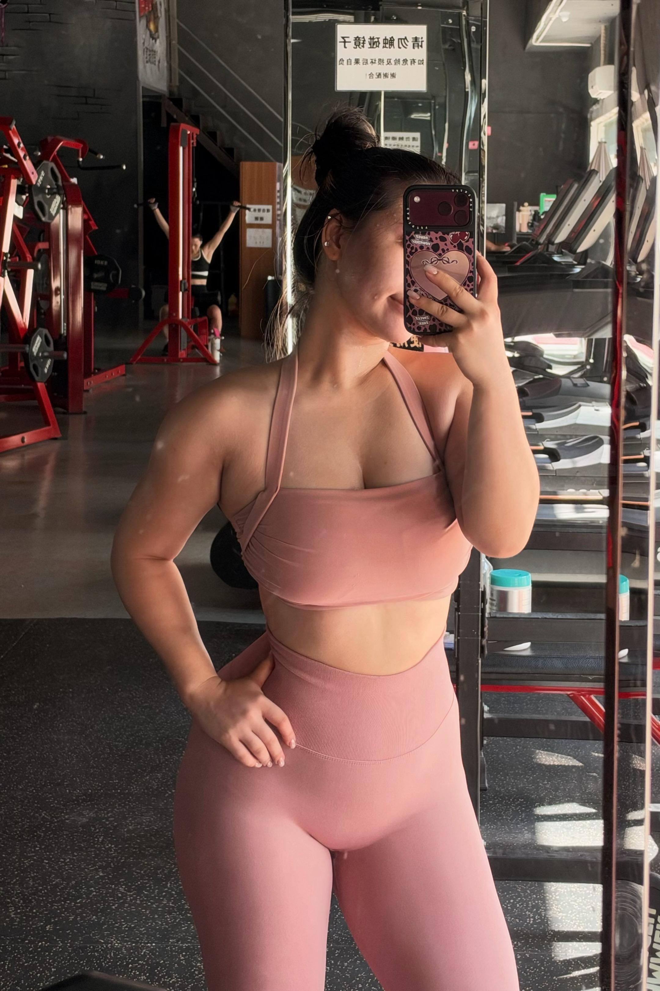 粉色系健身ootd 健身房对镜拍 粉色健身穿搭 健身粉色系ootd 健身瑜伽裤