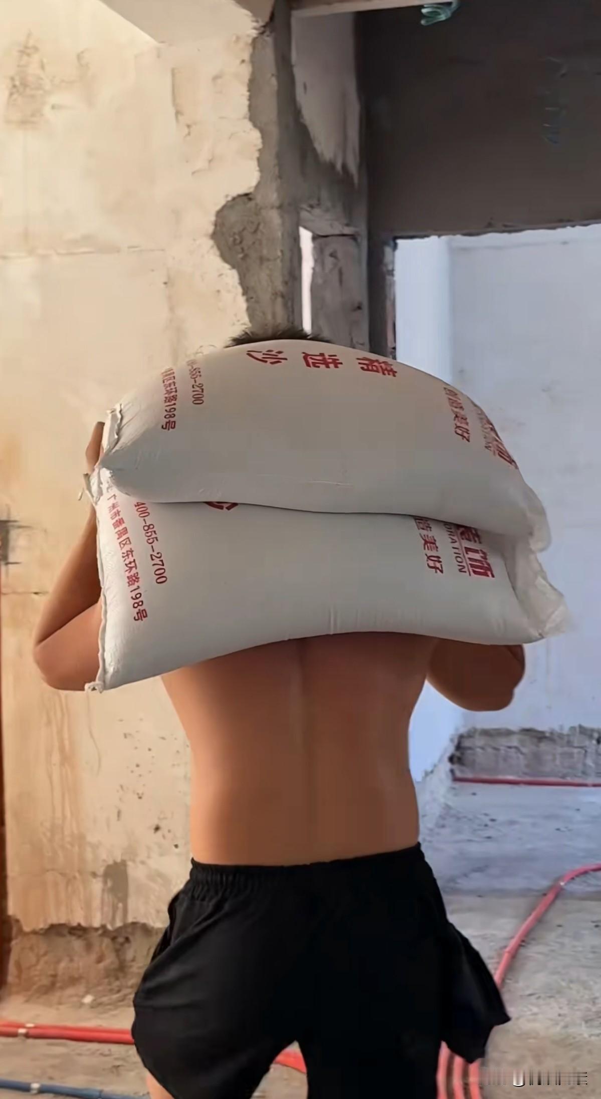 扛楼冠军，网红阿信身材真是好，一天挣1000多。只是这样的人生，又出生在这样的家