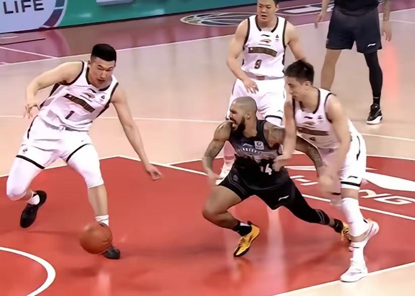 东北德比真的是一家亲呀，上次吉林男篮让了个姜伟泽，这次辽宁男篮玩单外援，这cba