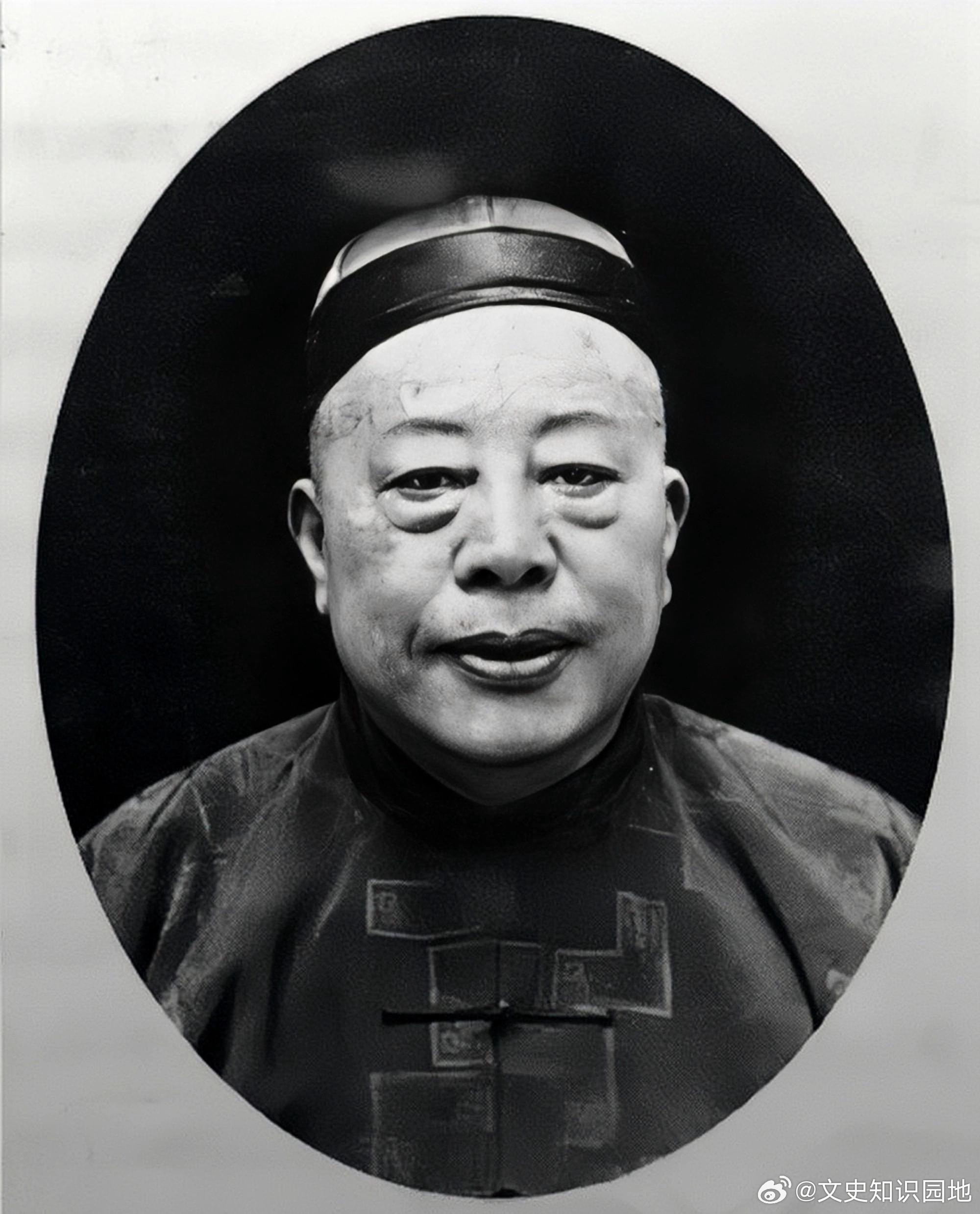 一天，黄金荣醉酒后截住一个乞丐，问道：“上海三大亨里你最佩服谁？”乞丐张嘴就说