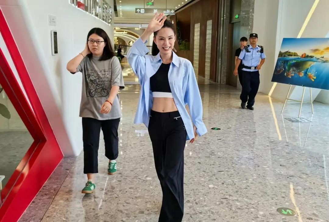有网友在苏州偶遇李若彤，姑姑的身材也太好了吧！一点也看不出来她58了，将近60的