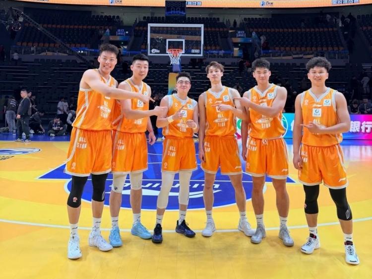 CBA最新消息：据辽宁男篮球员俞泽辰更新社媒晒出了扣篮大赛的照片，并配文写道：“