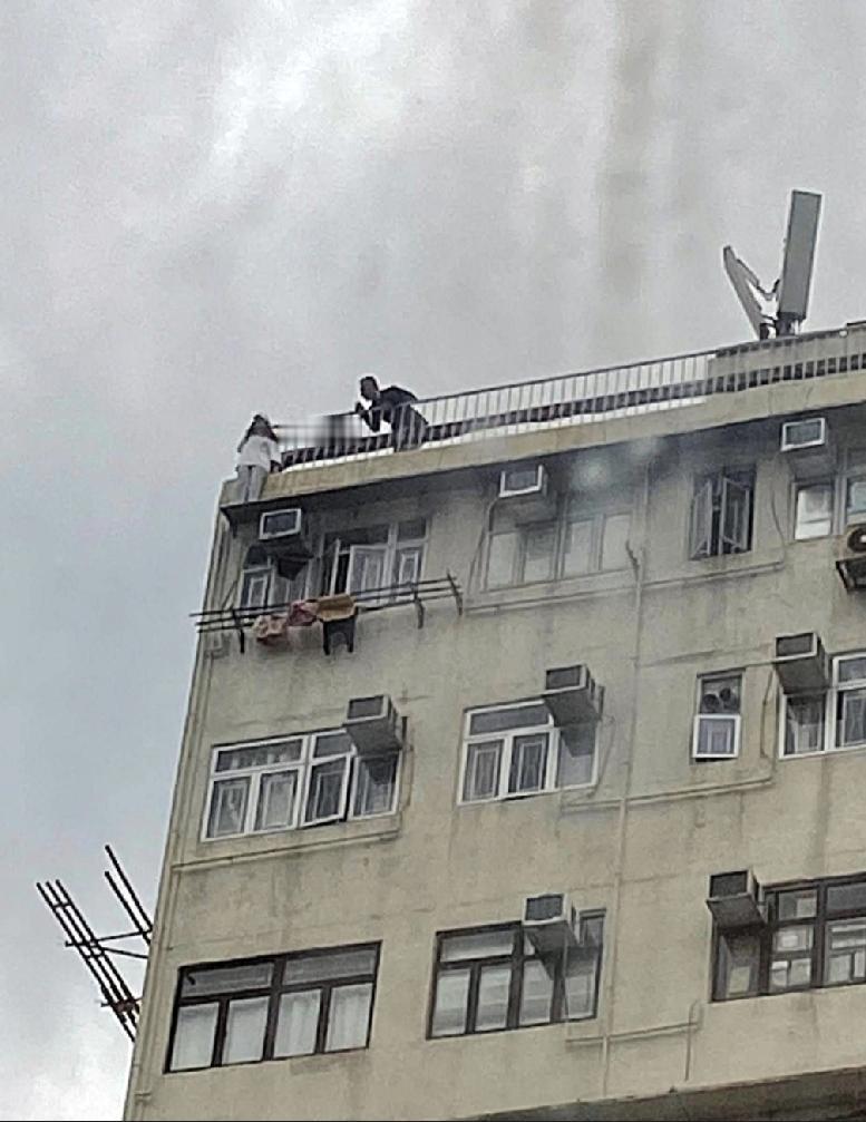 香港今（10日）午2时许，一名女子潜登铜锣湾怡和街香港大厦天台起跳，街坊发