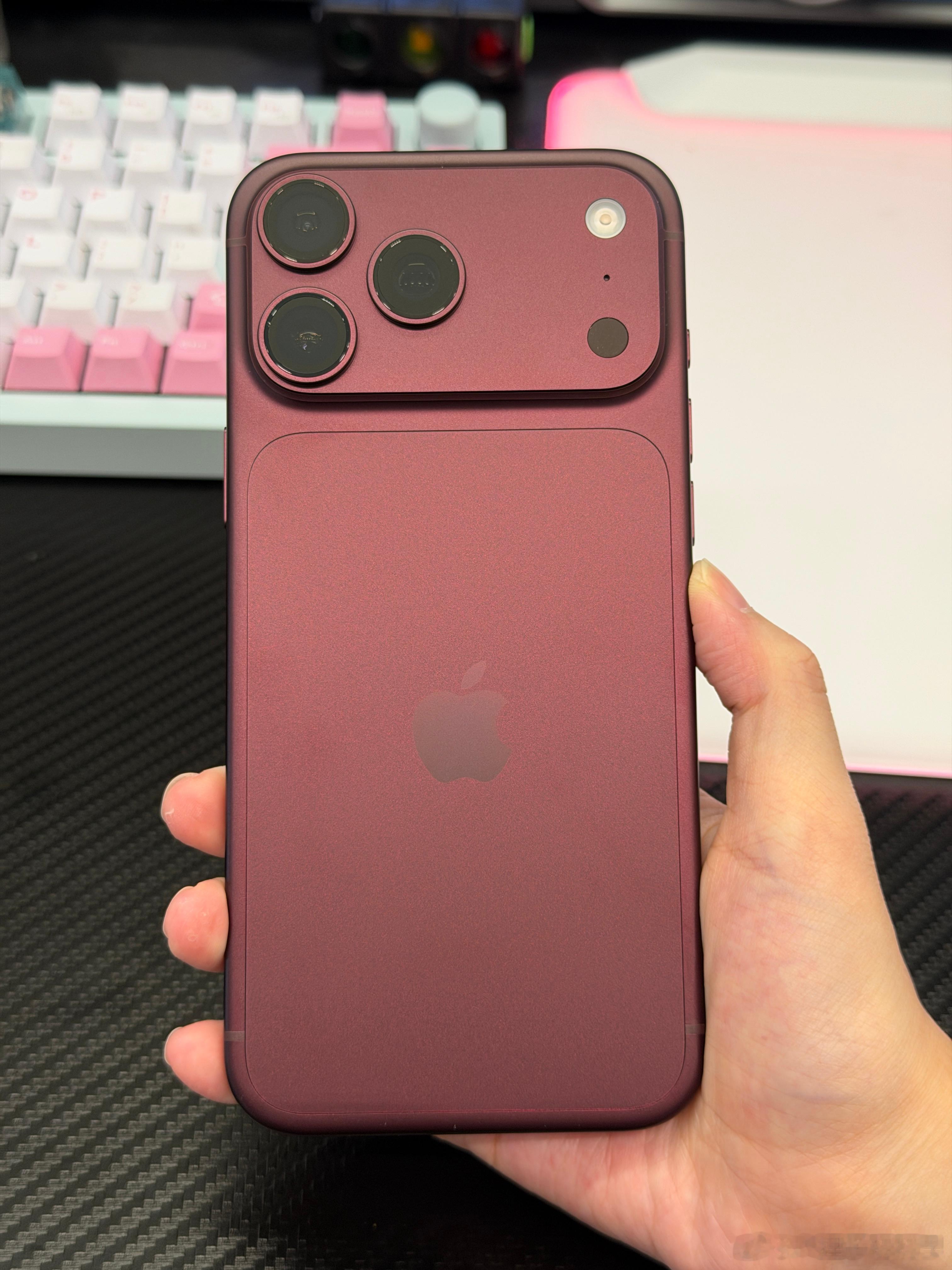 iPhone18ProMax也拿到手啦！酒红色比想象中要暗，刚刚好几个小