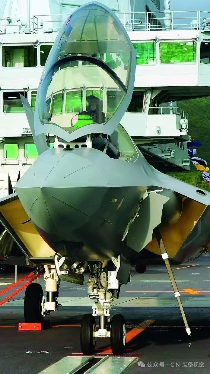 停放在福建舰弹射器起飞位置的歼-35隐身战斗机，这个角度比较少见，可以清楚的看到