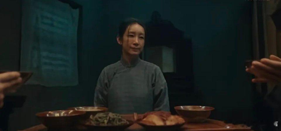《生万物》里的费左氏，是最令人唏嘘的悲剧角色。她本不是费家人，却用一辈子将自己与