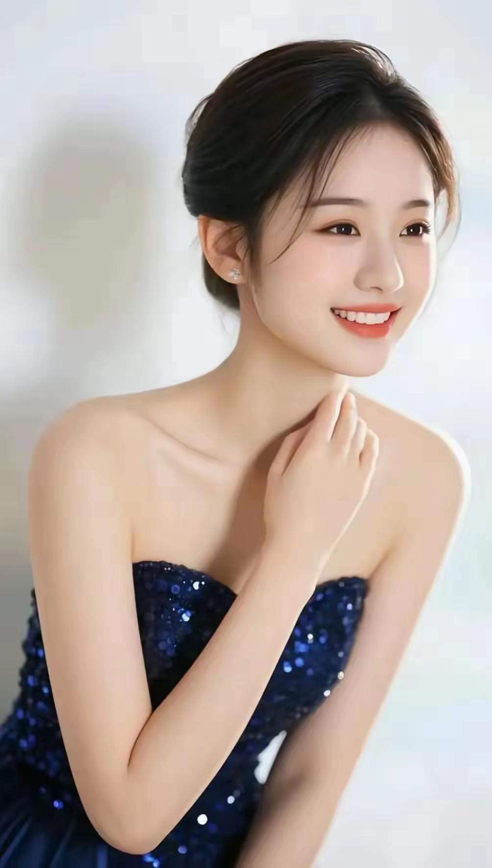 桃眼弯弯迷人窍梨涡甜甜醉君心