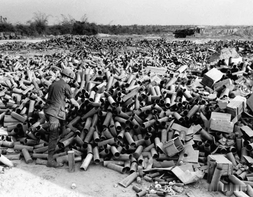 越战期间，美军炮击敌方阵地后散落的弹壳。越南，1967年。战场上满是弹壳。1