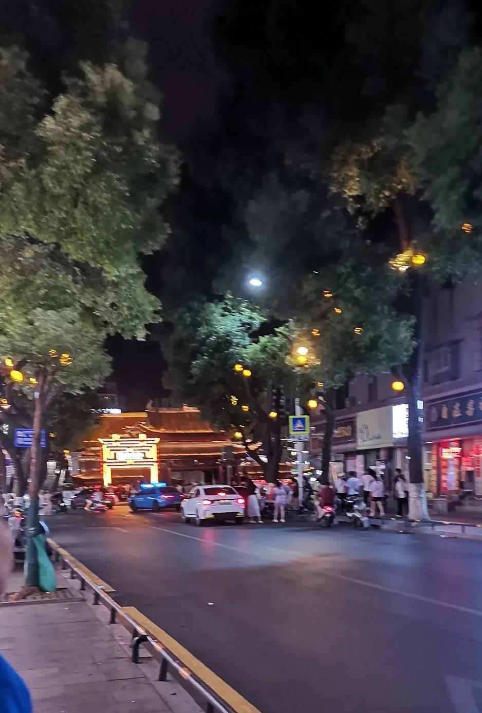 就在刚刚，老同学打电话过来，说她10岁的儿子得了白血病，她老公配型成功，手术还差