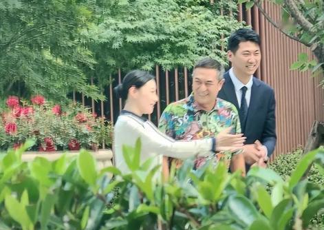 张嘉益，引发热议！ 8月21日，一向低调的老戏骨张嘉益，突然在网络上引发了不