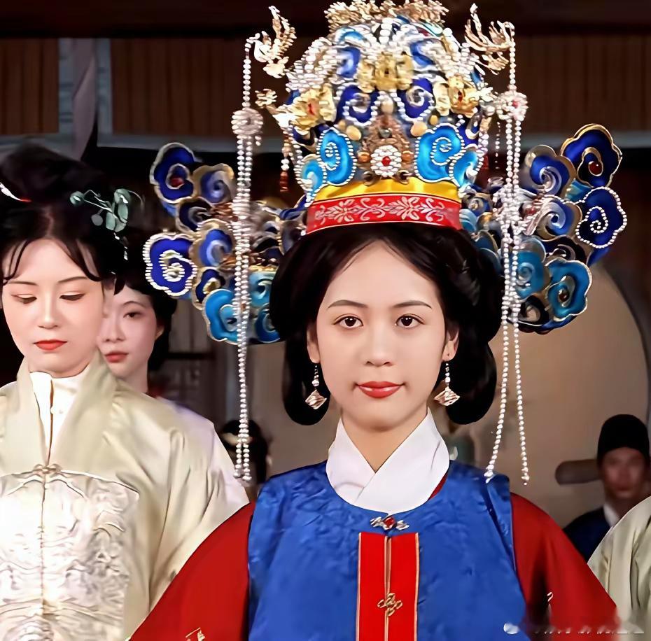 我今天真的有点被震到。一件衣服，就一件给17岁女儿成人礼穿的复刻礼服，直接被国家