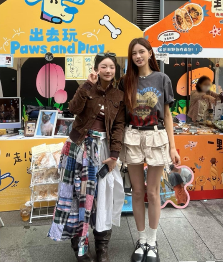 在长沙市集偶遇37岁的沈梦辰，她美式复古风，身材高挑、生图状态出众，气质鲜活灵动
