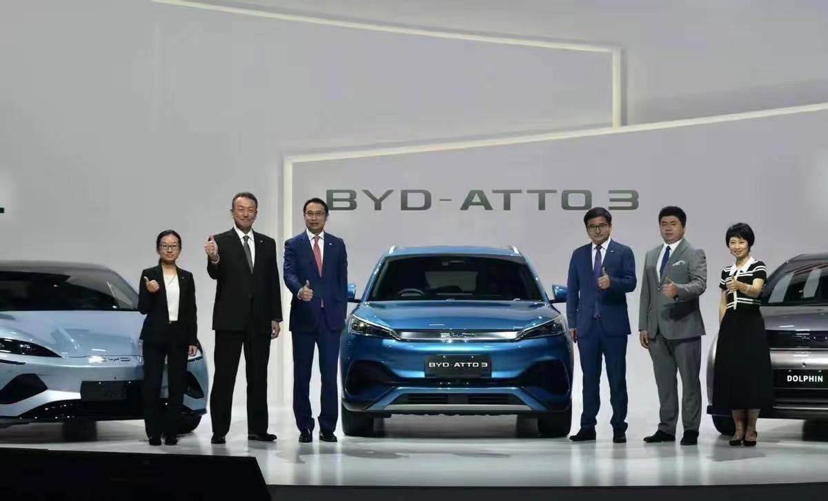 美国有个博主，因为死活买不到中国电动车，直接说：去墨西哥提比亚迪，然后开回美国。