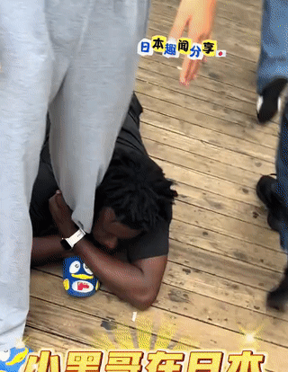 黑人小哥在街头表白日本女孩失败！他竟然一把搂住女孩的一条腿不肯撒手？他要求女
